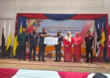 AHMAD Izram Osman (tengah) menyampaikan bantuan kewangan kepada waris pegawai dan kakitangan bomba yang meninggal dunia di  Ibu PejabatJabatan Bomba dan Penyelamat Malaysia (JBPM)  Terengganu di Kuala Terengganu, hari ini. - UTUSAN/KAMALIZA KAMARUDDIN