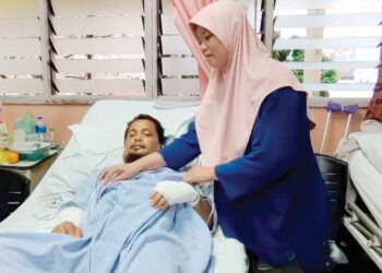 NIK Azehar Daud ditemani isterinya, Roshuhaida Mukhtar menerima rawatan di Hospital Sultanah Nur Zahirah, Kuala Terengganu semalam.