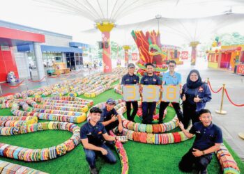 PETUGAS Legoland bersama replika Ular Lego sepanjang 338 meter yang mendapat pengiktirafan MBOR sebagai Ular Lego terpanjang di Malaysia di Legoland Malaysia, Iskandar Puteri, Johor semalam.  – UTUSAN/RAJA JAAFAR ALI