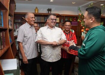 Tuanku Syed Faizuddin Putra berbincang mengenai buku-buku terkini terbitan Kumpulan Darul Fikir Sdn Bhd ketika berkenan berangkat ke Galeri Buku Darul Fikir, Jalan Raja Muda Abdul Aziz, Kuala Lumpur, semalam. Hadir sama (dari kiri), Mohd Zaki Ahmad, Dr. Adel Mohamed Ali Ba Hamid dan Dr. Mohd Na'im Mokhtar. -IHSAN MAIPs.