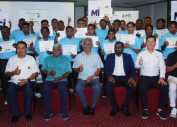 M. Ariwanathan (tiga dari kanan) bergambar bersama 24 kedi yang menerima sijil masing-masing pada Majlis Graduasi AMS Caddy Academy di Alor Gajah, Melaka. UTUSAN/AMRAN MULUP