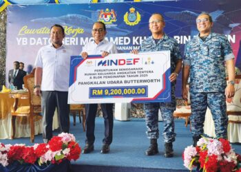MOHAMED Khaled Nordin (dua dari kiri) menyerahkan replika cek berjumlah RM9.2 juta bagi penyelenggaraan RKAT 2025 sempena lawatan kerja ke Pangkalan Udara Butterworth, Pulau Pinang semalam. – UTUSAN/SITI NUR MAS ERAH AMRAN