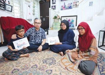 FAHMI Fadzil ketika menziarahi anak-anak Allahyarham Muhammad Basir Abu Bakar iaitu Nur Iman Zahra, 
Nur Iman Damia dan Muhamad Daniel Iman di kediaman mereka di Jalan Setia 2, Seri Kembangan, semalam. 
UTUSAN/AMIR KHALID