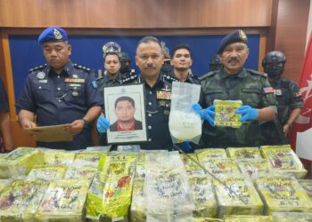 MOHD. Yusoff Mamat (tengah) menunjukkan gambar suspek dan dadah yang dirampas Batalion 7 PGA semasa sidang media di Ibu Pejabat Polis Kontinjen (IPK) Kelantan di Kota Bharu, Kelantan semalam.-UTUSAN/YATIMIN ABDULLAH.