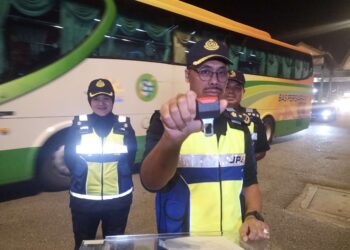 HANIF Yusabra Yusuf menunjukkan alat pencangkuk tali pinggang keledar palsu atau ‘dummy buckle’ yang dikesan digunakan pemilik kenderaan pada sidang akhbar Penutup Operasi Tahun Baharu Cina 2025 di Plaza Tol Senawang, Seremban, malam tadi.-UTUSAN/NUR SHARIEZA ISMAIL