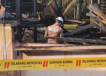 BEBERAPA sampel kebakaran sebuah rumah di Kampung Berangan Enam, Umbai, Melaka telah diambil dan dihantar ke Makmal Forensik Penyiasatan Kebakaran JBPM.