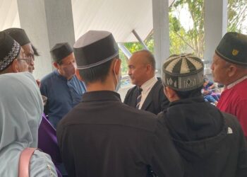 PEGUAM, Datuk Hanif Hassan (tengah) berbincang dengan keluarga empat pembantu pengajar sebuah madrasah yang berdepan pertuduhan amang seksual fizikal terhadap kanak-kanak di Mahkamah Sesyen Seremban hari ini.-GAMBAR/NOR SHAFAWATI YUP.