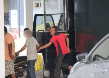 SEORANG pesara (kanan) dibawa Mahkamah Sesyen Seremban hari ini atas lima pertuduhan melakukan amang seksual fizikal terhadap anak saudara perempuannya yang berusia 12 tahun, awal bulan ini.-UTUSAN/NOR SHAFAWATI YUP.