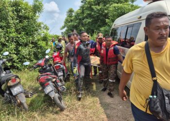 ANGGOTA penyelamat mengangkat mayat mangsa lemas di Sungai Kesang di Kampung Lanchang, Jasin, Melaka.