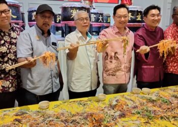HASSAN Abdul Karim (tiga dari kanan) menggaul Yee Sang pada Rumah Terbuka Parlimen Tebrau 2025 Bersama PKR Johor di Johor Bahru, hari ini.