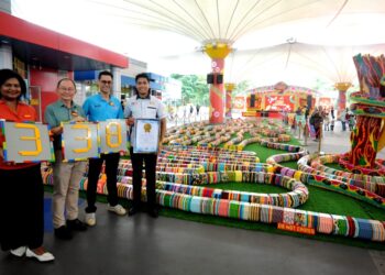 CS Lim (dua dari kiri) menerima pengiktirafan daripada pihak MBOR berkenaan replika Ular Lego sepanjang 338 meter sebagai Ular Lego terpanjang di Malaysia di Legoland Malaysia, Iskandar Puteri, Johor. UTUSAN / RAJA JAAFAR ALI.