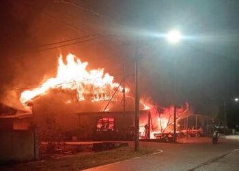 SEBAHAGIAN unit rumah kedai yang musnah dalam kebakaran di Kampung Chennah, Titi, Jelebu malam tadi. -GAMBAR / IHSAN BOMBA
