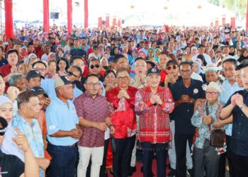 HAJIJI Noor (empat kanan) bersama Presiden PHRS, Tan Sri Liew Yun Fah (lima kanan) semasa sambutan Tahun Baharu Cina bersama Anak Merotai di Tawau hari ini.