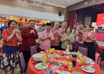 MOHD. NA'IM Mokhtar bersama peserta program itu di Bangunan Persatuan Hokkien Klang, Selangor hari ini. - UTUSAN/ISKANDAR SHAH MOHAMED