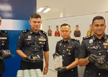 KUMARASAN (kanan) menunjukkan bungkusan dadah yang dirampas daripada seorang lelaki Sungapura dalam sidang akhbar di IPD Iskandar Puteri - UTUSAN/BAAZLAN IBRAHIM