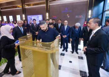 TUNKU Mahkota Ismail (tengah) berkenan menyempurnakan Majlis Pembukaan IMFCJ di Forest City, Iskandar Puteri, Johor hari ini.