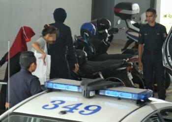PUTERI Nurin Amalina Ahmad Daud (kiri, bertudung) dibawa anggota polis ke Mahkamah Sesyen Seremban hari ini bagi prosiding keputusan representasi pertuduhan terhadapnya iaitu melakukan penderaan fizikal dan pengabaian terhadap empat kanak-kanak tahun lalu.-UTUSAN/MOHD. SHAHJEHAN MAAMIN.