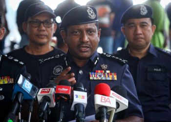 HUSSEIN Omar Khan pada sidang akhbar di Jeti Pulau Ketam, Pelabuhan Klang hari ini.-UTUSAN/SADDAM YUSOFF
