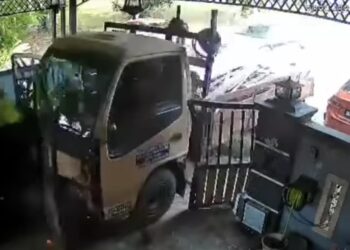 TANGKAP layar klip video tular lori lima tan merempuh sebuah rumah di Taman Krubong Jaya, Melaka.