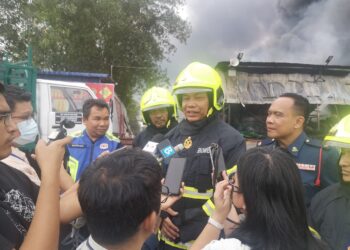 NOR Arifin Kamari pada sidang akhbar kebakaran sebuah kilang karpet di Nilai 3,Nilai, Seremban hari ini. - UTUSAN/NUR SHARIEZA ISMAIL.