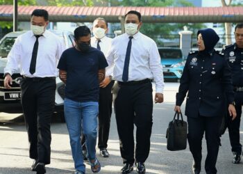V. VICKNES dibawa ke Mahkamah Majistret Seremban hari ini bagi didakwa atas pertuduhan menggunakan lambang rasmi Darjah Indera Mahkota Pahang tanpa kebenaran dalam kejadian bulan lalu. - UTUSAN/MOHD. SHAHJEHAN MAAMIN