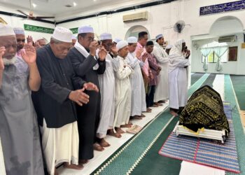 JENAZAH Allahyarham Mohammad Fahmi Hafiz Mohammad Fakhruddin disembahyangkan di Masjid Jamek Permatang Binjai, Penaga, Pulau Pinang.- UTUSAN/SITI NUR MAS ERAH AMRAN