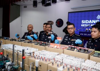 HUSSEIN Omar Khan pada sidang akhbar di IPK Selangor, Shah Alam, Selangor petang tadi. - UTUSAN/AFIQ RAZALI