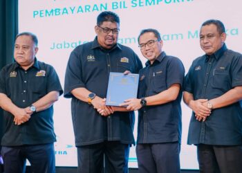 AB. RAUF Yusoh menyampaikan Sijil Pencapaian Pembayaran Bil Sempurna 2024 kepada wakil agensi pada Majlis Perhimpunan Bulanan Pentadbiran Kerajaan Melaka di MITC, Ayer Keroh, Melaka. - UTUSAN