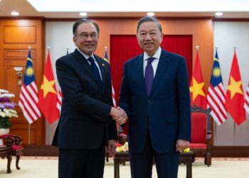 ANWAR Ibrahim dan To Lam mengadakan pertemuan di ibu pejabat Parti Komunis Vietnam di Hani, Vietnam, semalam.-GAMBAR/FACEBOOK ANWAR IBRAHIM.
