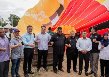 AB. RAUF Yusoh (tengah) melancarkan Belon Udara Panas Skyview di Dataran Sejarah Ayer Keroh, Melaka.