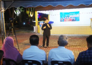 RAFIZI Ramli berucap pada Ceramah Madani Rakyat di Persiaran Balik Buluh, Klebang, Melaka malam tadi.-UTUSAN/AMRAN MULUP