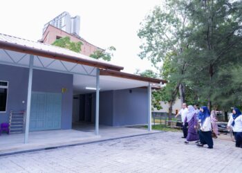 FADHLINA Sidek tinjau bilik darjah tambahan IBS SK Cyberjaya. - GAMBAR KPM