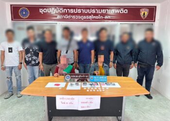 KEDUA-dua (duduk) suspek yang berjaya di tahan bersama rampasan pil yaba dan syabu oleh Polis Sungai Golok, Thailand-IHSAN POLIS SUNGAI GOLOK.