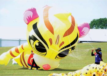 PETUGAS membuat persiapan sempena Festival Layang-layang Sedunia Pasir Gudang Ke-27 di  Bukit Layang-Layang Pasir Gudang, semalam. – UTUSAN/RAJA JAAFAR ALI