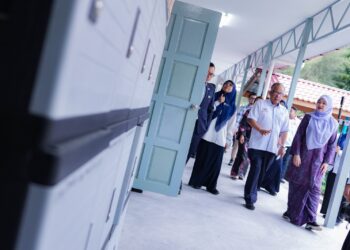 FADHLINA Sidek meninjau bilik darjah tambahan baharu yang menggunakan kaedah Sistem Binaan Berindustri (IBS) di Sekolah Kebangsaan (SK) Cyberjaya.
