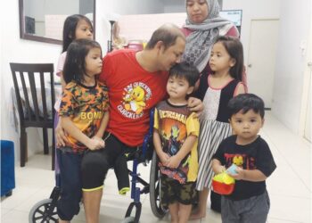 NUR Farah Nabilah bersama suaminya, Mohd. Faizal dan anak-anak mereka ketika ditemui di Taman Iringan Bayu, Sendayan, Seremban. 
– UTUSAN/NUR SHARIEZA ISMAIL