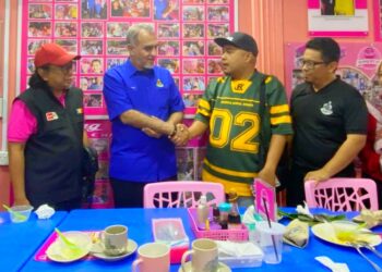 MOHAMED Yusoff Khan Mohd. Hassan (dua kiri) bersalam dengan wakil media Kelantan selepas sarapan pagi di Kota Bharu, Kelantan hari ini.