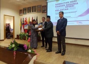 ABDUL Rahman Yunus (dua dari kanan) menyampaikan sumbangan kepada salah seorang pesakit kanser di Hospital Raja Perempuan Zainab II (HRPZ II) di Kota Bharu, Kelantan.-UTUSAN/ROHANA MOHD.NAWI.