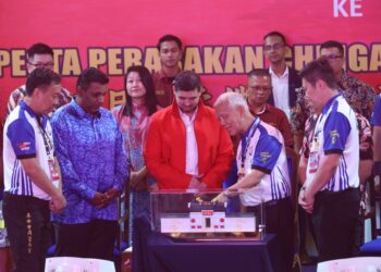 TUNKU IDRIS Sultan Ibrahim (tengah) berkenan merasmikan Pesta Chingay Johor Bahru 2025 yang diadakan di pusat bandar raya Johor Bahru.