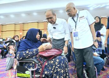 WAN ROSDY Wan Ismail (dua dari kanan) menyampaikan dividen Pasfa kepada penerima di Dewan Jubli Perak Sultan Haji Ahmad Shah di Kuantan, Pahangm - FOTO/SHEIKH AHMAD RAZIF