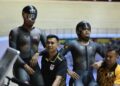 MUHAMMAD Shah Firdaus Sahrom (kiri) bersama ketua jurulatih berbasikal trek negara, Harnizam Basri (tengah) dan Muhammad Ridwan Sahrom. - UTUSAN/AMIR KHALID