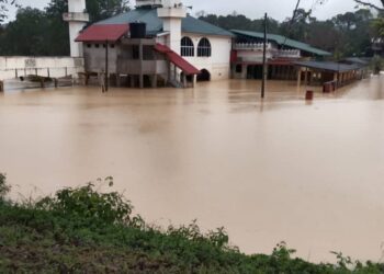 KAWASAN Masjid Chenulang, Kuala Krai, Kelantan mula ditenggelami air susulan hujan lebat sejak semalam.-IHSAN PENDUDUK.