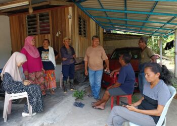 PENDUDUK Kampung Orang Asli Guntur, Kuala Pilah, Negeri Sembilan menjalankan aktiviti seperti biasa serta mematuhi arahan Kementerian Kesihatan. – UTUSAN/NOR AINNA HAMZAH