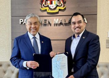 ASYRAF ketika menerima Watikah Pelantikan penyambungan sebagai Pengerusi MARA.