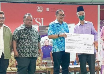 MOHAMED KHALED Nordin (tengah) menyampaikan sumbangan kepada wakil masjid dan surau sempena Ramadan di Dewan Semai Bakti, Felda Lok Heng Timur, Kota Tinggi, semalam.