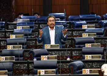 JOHARI Abdul Ghani pada sesi soal jawab di Dewan Rakyat, semalam.-JABATAN PENERANGAN