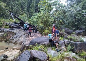 LAPAN ndividu terperangkap akibat fenomena kepala air dalam kejadian di kawasan Sungai Ceh, Belukar Bukit, Hulu Terengganu. - MEDIA SOSIAL