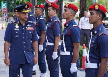 Ketua Pengarah Jabatan Bomba dan Penyelamat Malaysia (JBPM), Datuk Nor Hisham Mohammad ketika memeriksa kawalan suku JBPM ketika hadir pada majlis Penganugerahan Pingat Perkhidmatan Bomba, Anugerah Perkhidmatan Cemrrlang Tahun 2024 dan Sijil Perkhidmatan 30 Tahun Jabatan Bomba dan Penyelamat Kuala Lumpur di Bangunan Asian Institute of Chartered Bankers (AICB) di sini hari ini. -UTUSAN/FAUZI BAHARUDIN