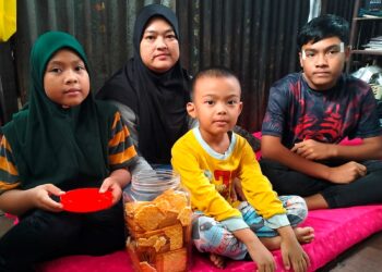 NUR MAIZATOL AKMAL Ab. Shahri Falaki bersama anak-anaknya berlindung di rumah usang di Kampung Cherang Melintang, Tumpat, Kelantan. - UTUSAN/ROHANA ISMAIL