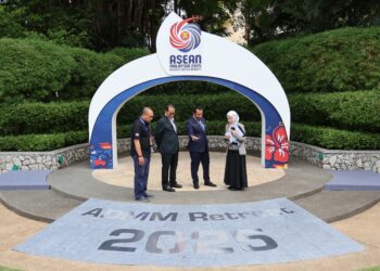 MOHAMED Khaled Nordin (dua dari kiri) melakukan tinjauan lokasi Sesi Pemukiman Menteri-Menteri Pertahanan ASEAN (ADMM) di Batu Feringghi, Pulau Pinang semalam. – UTUSAN/IQBAL HAMDAN